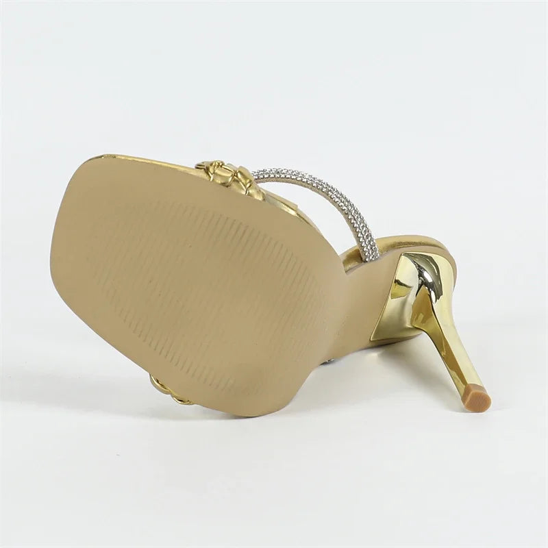 סנדלים נוצצות- מאי