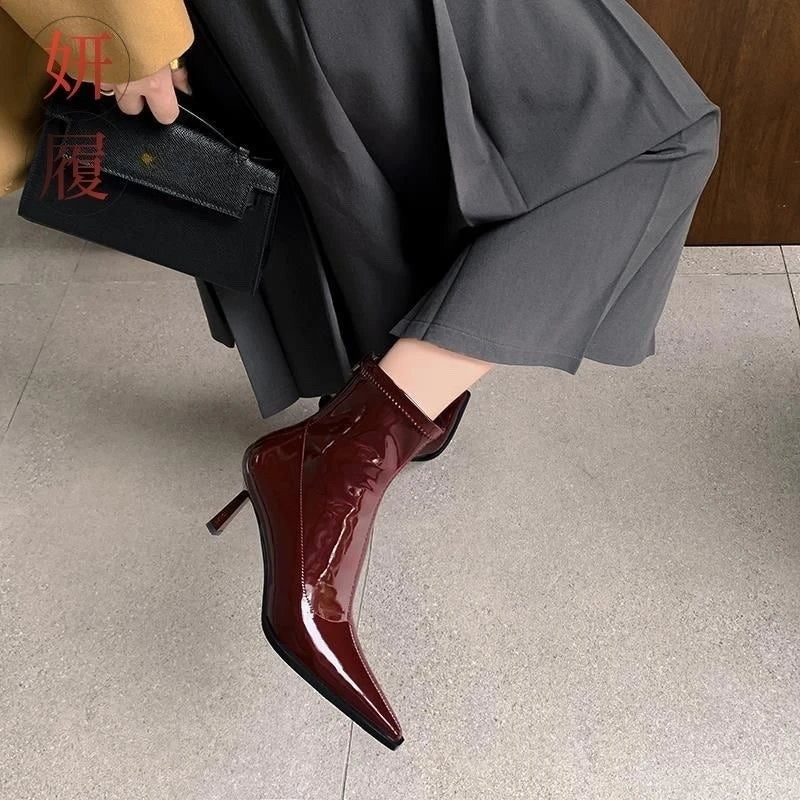 מגפיים ייחודיות- רומי