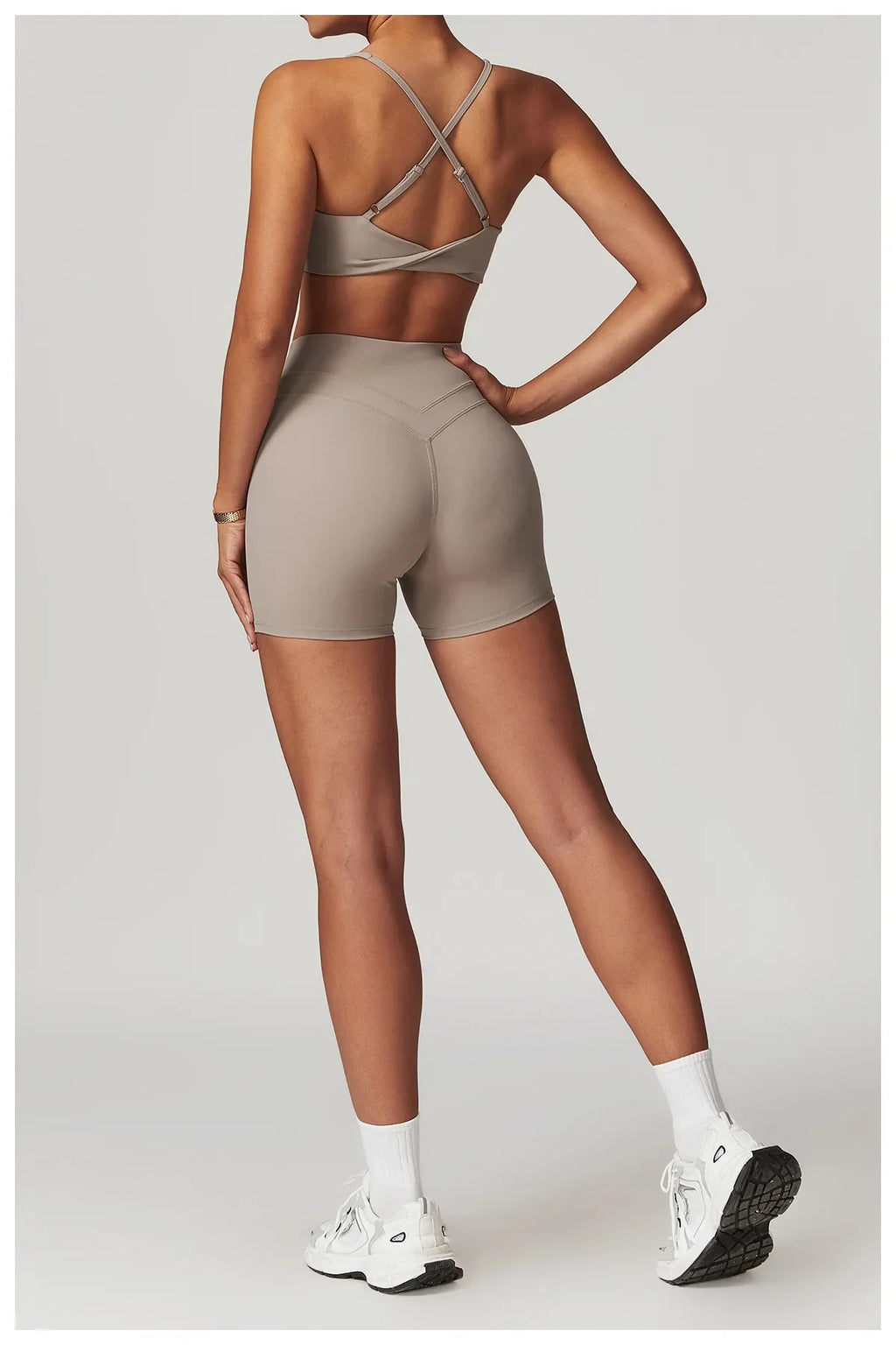 SoulFit -חליפת ספורט קצרה ומחטבת